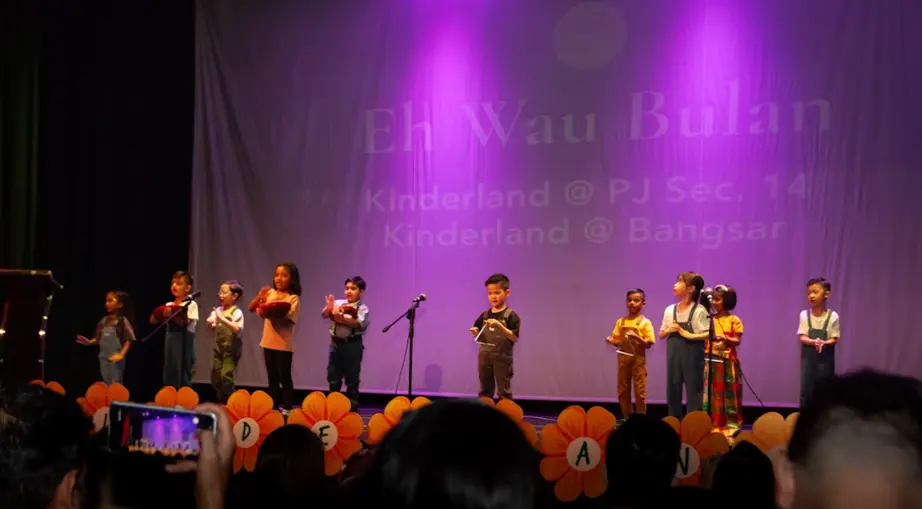 Using the kompang, triangle, and pianica, children from Kinderland Preschool @ PJ Sec.14 and Kinderland Preschool @ Bangsar delivered a heartfelt ensemble of the beloved childhood song “Eh Wau Bulan,” enchanting the audience with their joyful performance.