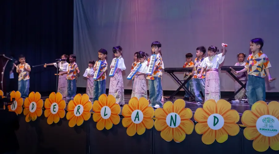The event burst into life as children from Kinderland Preschool @ USJ opened the stage with a vibrant stage ensemble of “Can’t Wait to Be King,” showcasing confident performances on the keyboard, pianica, claves, and handbells, and setting the tone for dreaming big right from the start.